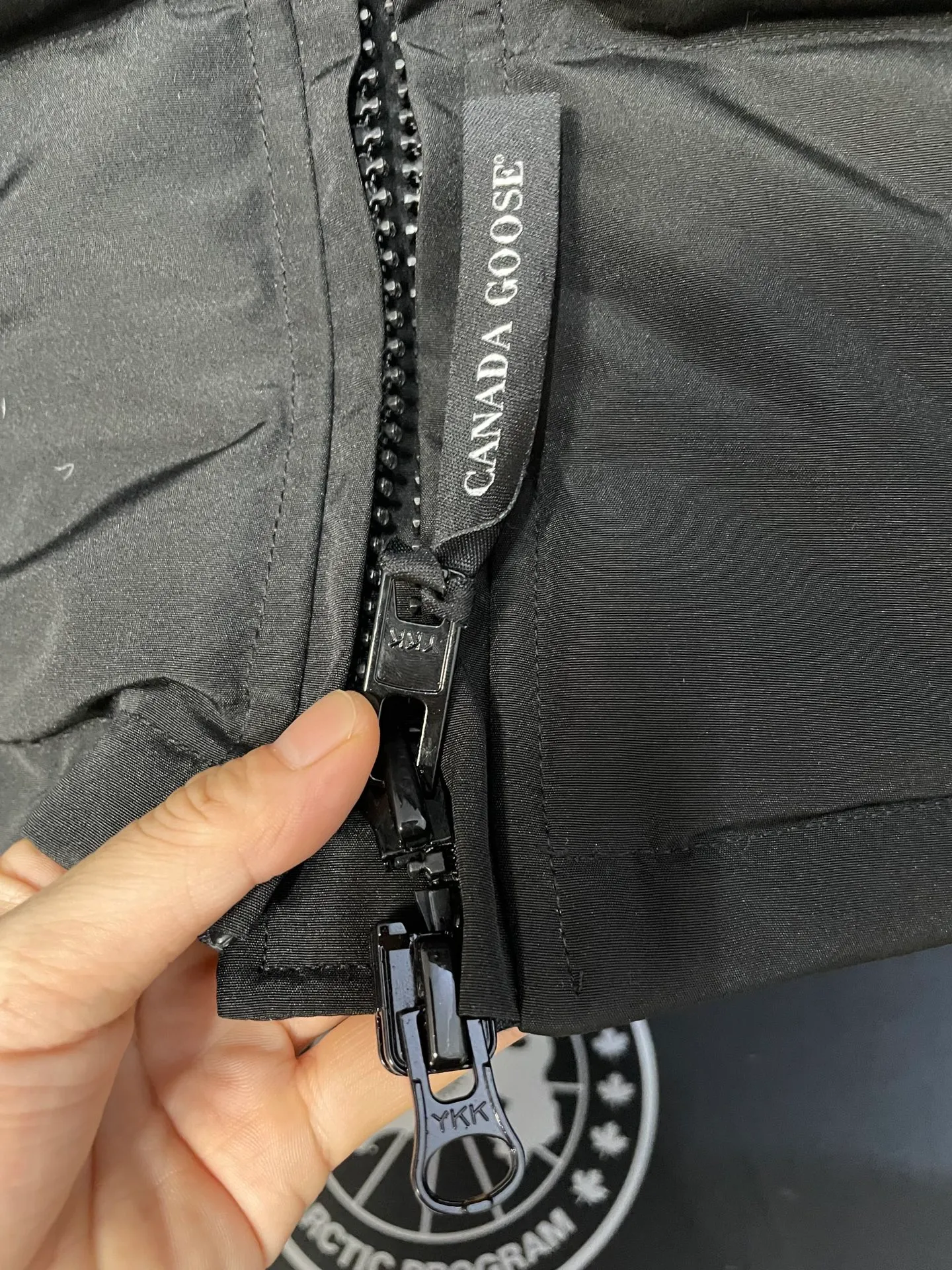 P880 black Canadian CANADA GOOES 04 model/women's model. The Arctic and Antarctic scientific expedition teams and others choose Canada Goose as their cold-proof equipment. They are the Rolls-Royce of down jackets.  ➖ Industry-leading anti-counterfeiting chip sensing.  ➖ Imported Behringer embroidery machines and customized embroidery labels, the highest level and industry leading.  ➖ Imported Korean 21-count polyester-cotton blended original fabric, TC85 waterproof coated fabric, water-repellent, windproof and wear-resistant.  ➖ The new national standard 80 white duck down is filled with an average of 520 grams of down. The amount of down filled is industry-leading.  ➖ 100% nylon lining with double double-layer sealing design to prevent velvet running, and seamless thread design on the cuffs!  ➖ Western Canadian Green Wolf Collar.  ➖ Yoshida YKK provides original factory-customized electroplated sliders. YKK two-way lockable zippers are tight and smooth and do not peel off paint.  ➖ 3M composite Velcro is durable and the accessories and hardware are all custom-made. Only for the purest goose, the most dedicated, the most professional, the highest quality, the highest cost performance!    SIZE:XS-XXL